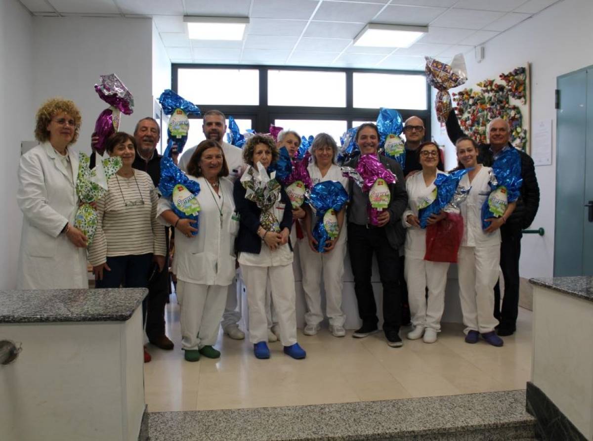 Trecento uova di Pasqua per accendere un sorriso tra le corsie: un gesto d’amore e solidarietà per i bambini del Regina Margherita, dove la dolcezza ha il sapore della speranza